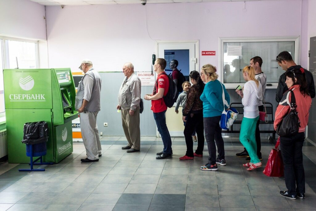 Россияне массово забирают «финансовые подушки» из банков
